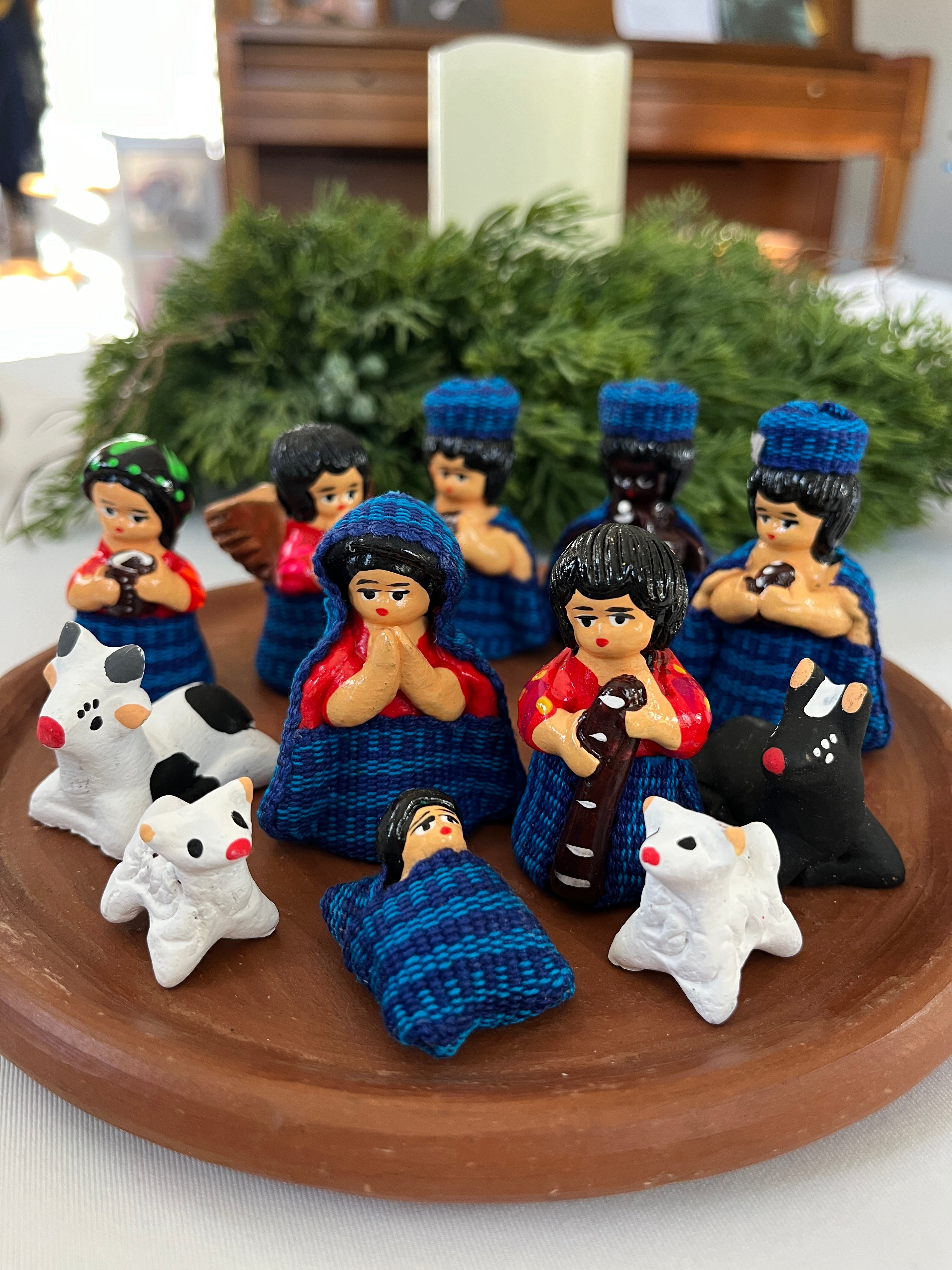 Blanco Medium Guatemala - Mayan Nativity shops set 12 . Handmade in Clay and traditional clothes.