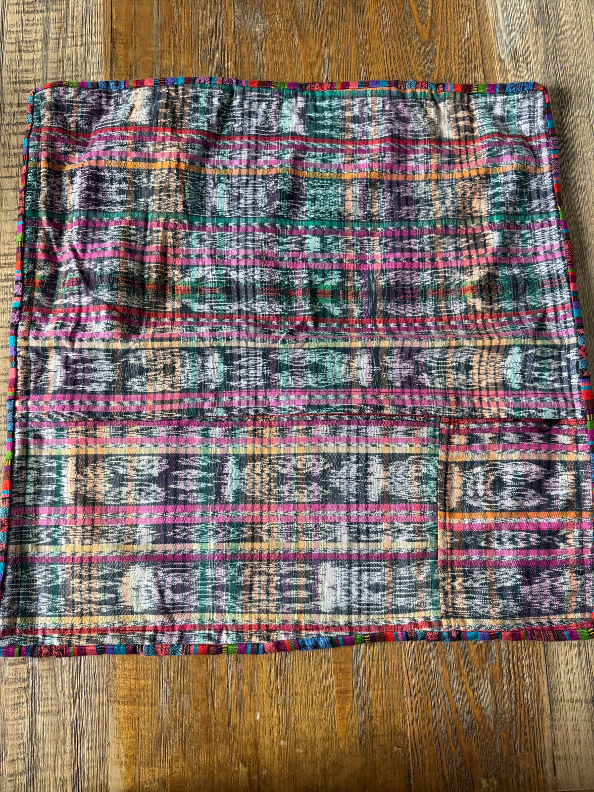 Símbolos Embroidered Pillow Cover