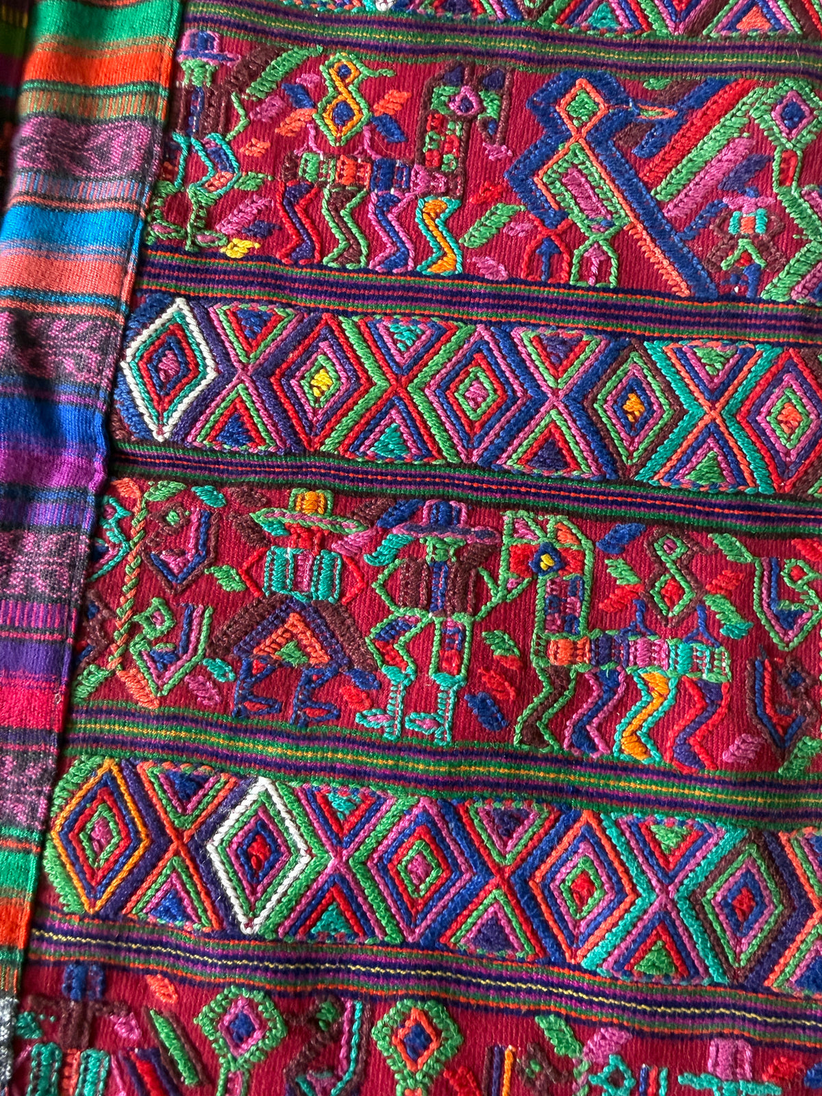 Símbolos Embroidered Pillow Cover