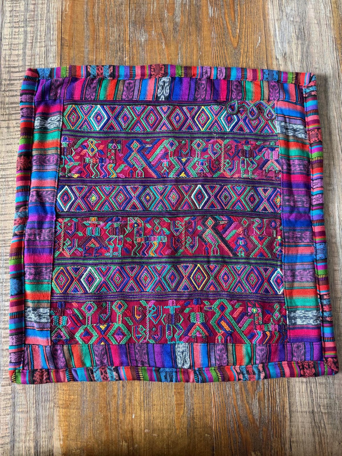 Símbolos Embroidered Pillow Cover
